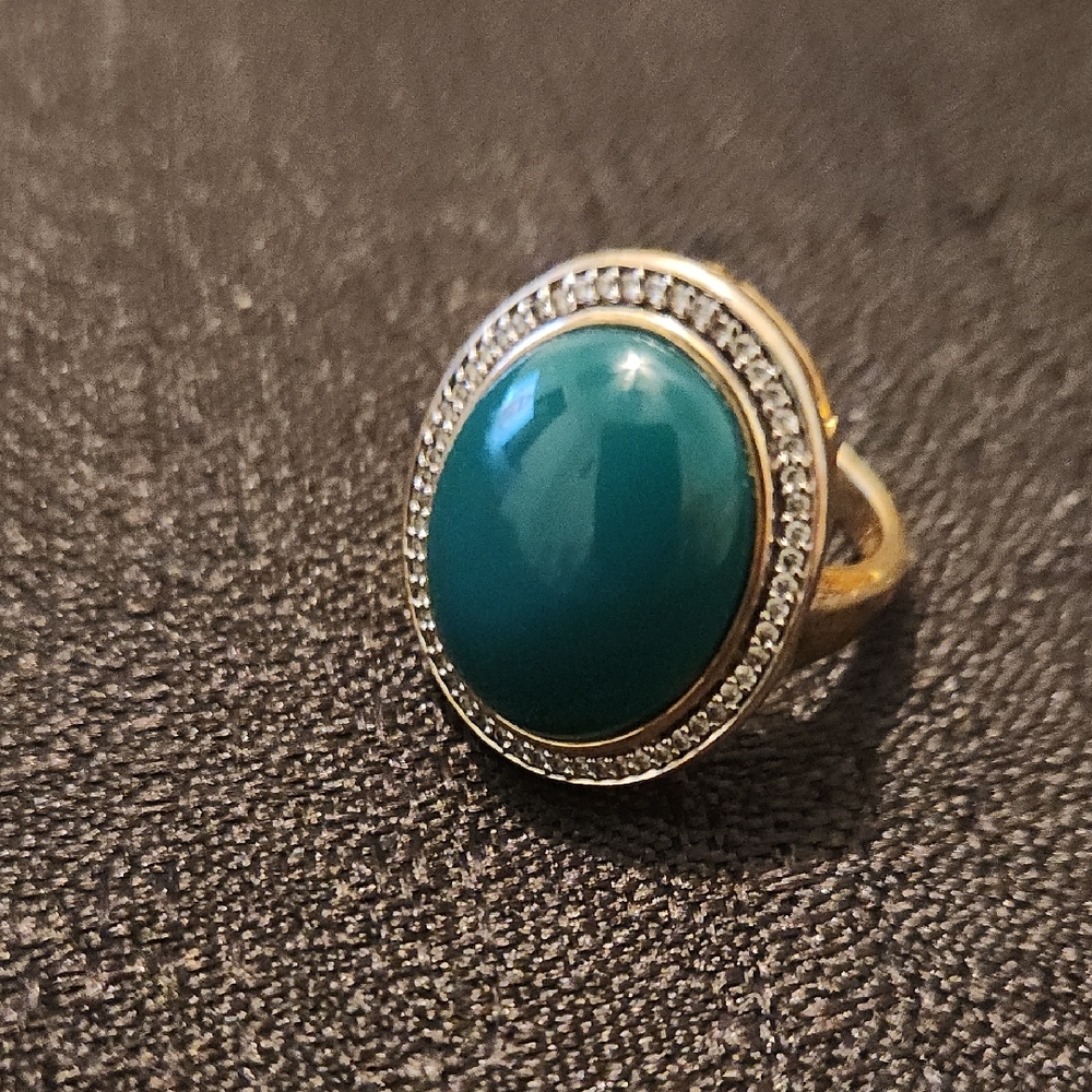 Elegant Gold and Turquoise Ring